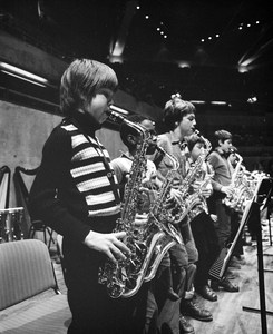 880353 Afbeelding van een rij jeugdige saxofonisten tijdens het concert van een jeugdorkest in het Muziekcentrum ...